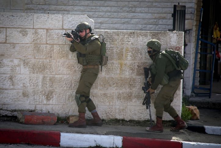 Israeli soldiers conduct a search for Palestinian suspects of a  terror attack yesterday in the West Bank City of Ramallah, December 10, 2018. 6 Israelis were injured in the drive-by shooting attack, near Ofra. December 10, 2018. Photo by FLASH90